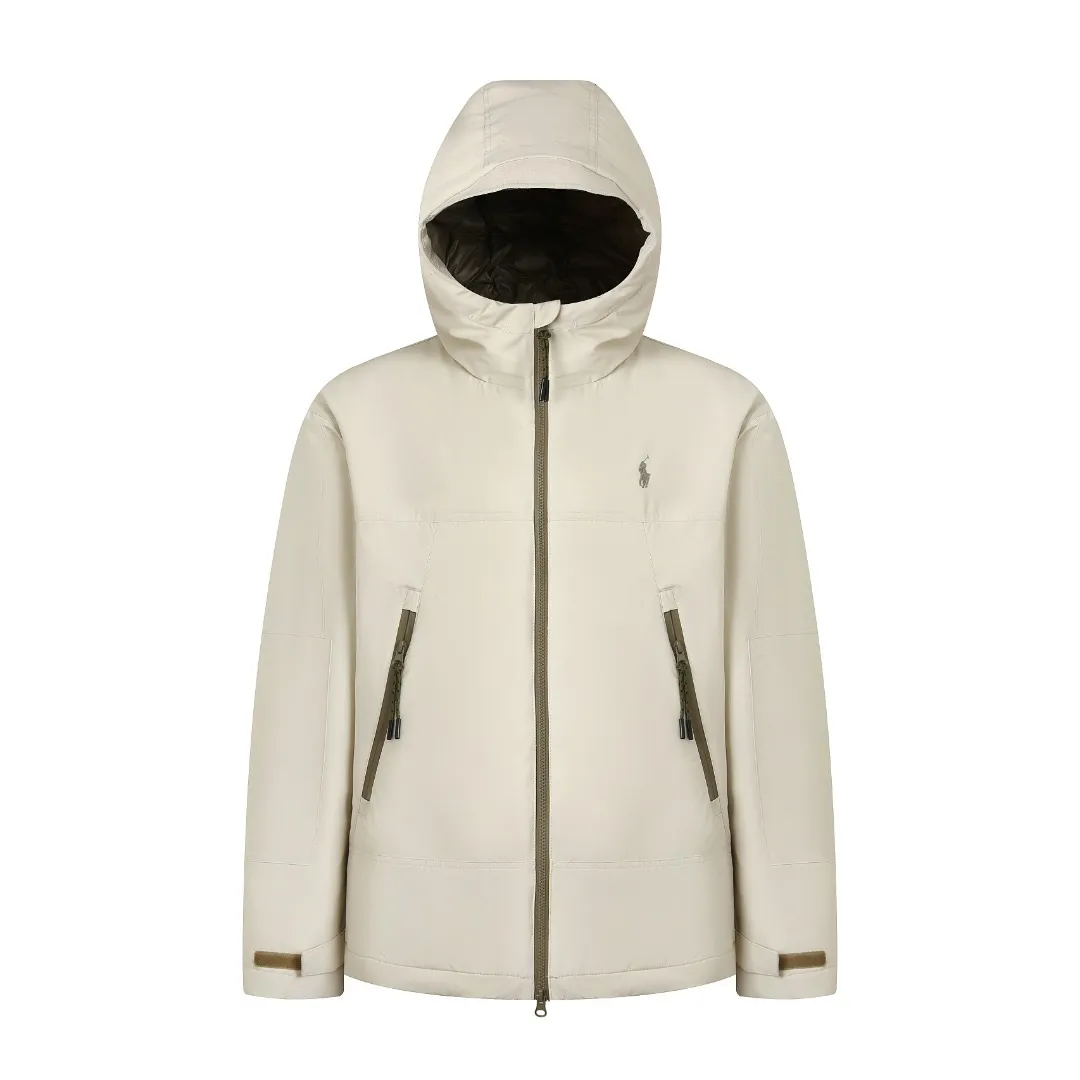 P980 Ralph Lauren pony embroidered hooded down jacket (off-white). The inner filling is made of high-quality 90 white duck down, weighing 220g, ensuring excellent thermal insulation performance. After strict screening and processing, the velvet is not easy to get drilled, ensuring durability. The fabric is made of high-density nylon taffeta with a density of about 210T-300T, with a smooth and slightly matte surface, excellent windproof and waterproof properties (with DWR water-repellent treatment), strong wrinkle resistance and easy care, in line with the American casual positioning of "durable and practical". The lining fabric is made of 100% polyamide. The high-density and tight weaving process prevents fine lint from emerging from the gaps in the fabric. The smooth surface improves the putting on and taking off experience, and the excellent wear and tear resistance ensures damage caused by frequent use, while the light and soft texture does not affect the overall weight. The classic jacket has a slightly loose fit, slightly dropped shoulder line (shoulder width is 1-2cm wider than the standard fit), is hip-length, and has slightly tapered straight sleeves, taking into account both freedom of movement and casual style. The adjustable Velcro on the cuffs allows you to freely adjust the tightness according to the thickness of your wrist and personal preferences, effectively preventing cold wind from intruding, and improving the warmth performance. In terms of storage, the two front zipper pockets are convenient for you to place frequently used items, and the zipper design ensures that items are not easily lost. A built-in pocket on the left side of the chest provides a safe storage space for some small private items. The drawstring design at the hem allows you to adjust the shape of the jacket according to your body shape and dressing needs. Whether it is loose and casual or slim and neat, you can easily control it. Polo horse logo on the left chest: flat satin stitch embroidery (satin embroidery), the embroidery thread is 100% polyester high color fastness embroidery thread (the color number is consistent with the brand's standard red color card), the stitch density is 12-15 stitches/cm, the outline of the horse logo is clear, and the details of the rider and horse are burr-free. Size:S-M-L-XL